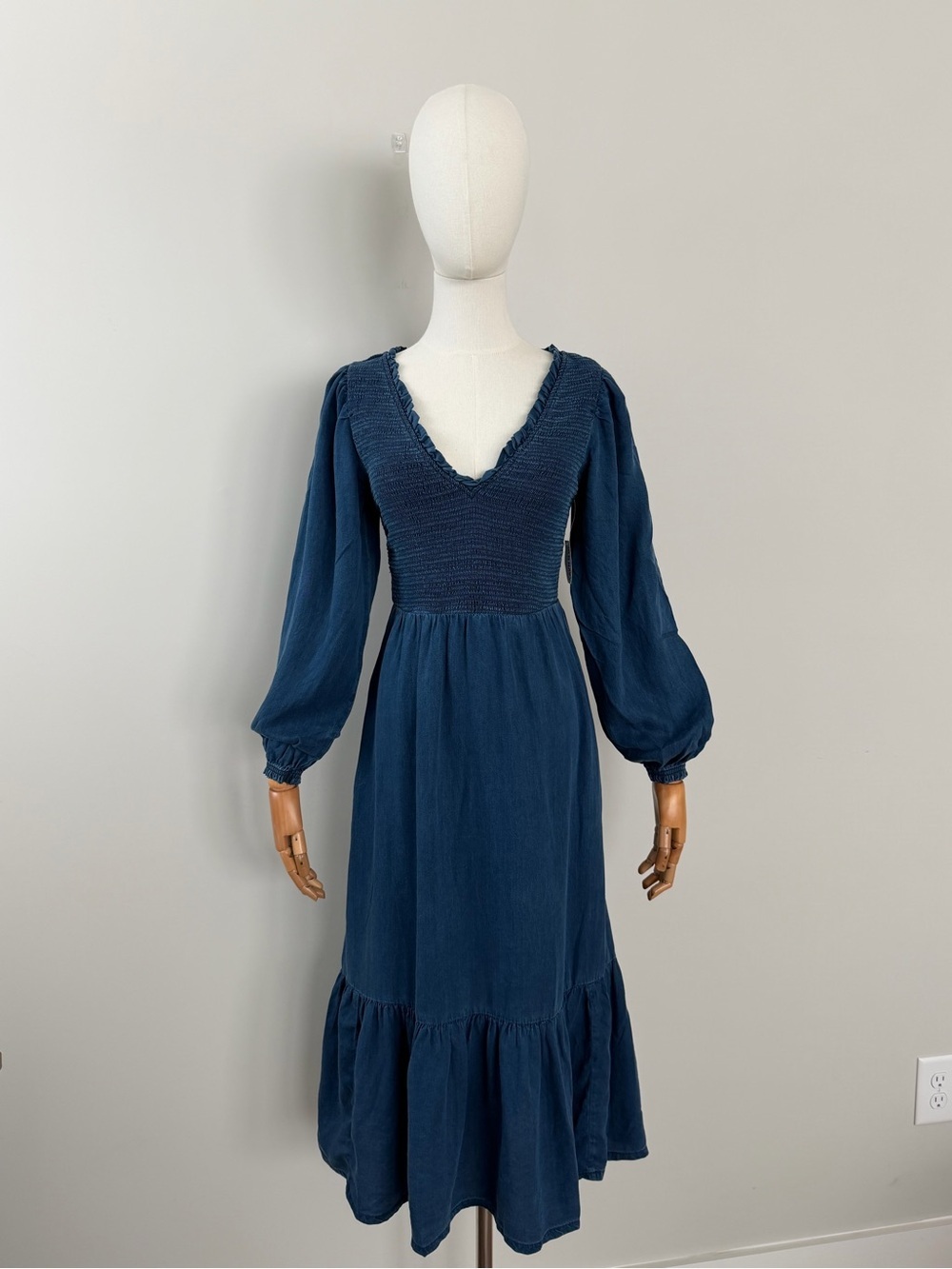 Old Navy Lyocell Chambray Smocked Midi Dress Tiered Hem XS NWT - Picture 2 of 12